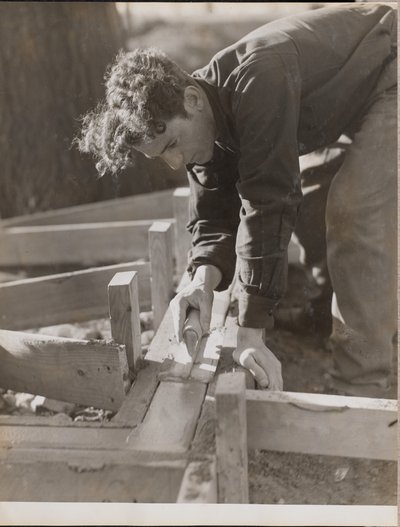 [Maurer glättet Zement beim Gießen eines Fundaments] von Arnold Eagle