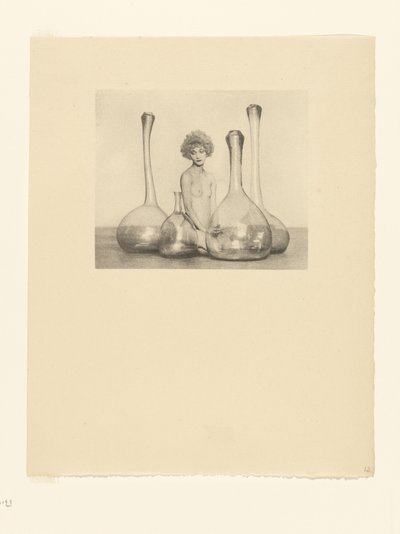 Weiblicher Akt mit Flaschen von Arthur F. Kales