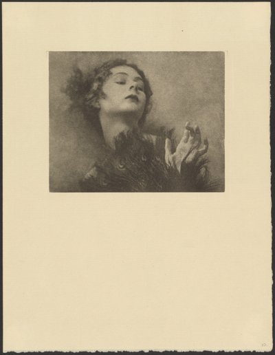 Frau mit Pfauenfederfächer von Arthur F. Kales