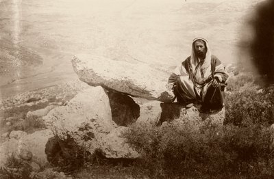Dolmen und Mann, westlich von Hesban (Heshban), 1881 von Arthur M. Mantell