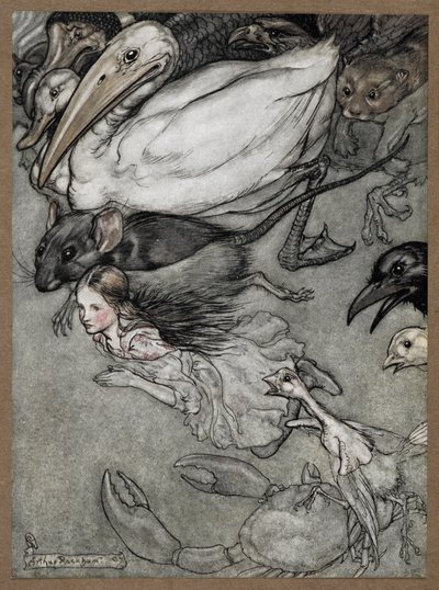 Alice und verschiedene Tiere schwimmen, darunter eine Ratte, eine Ente, ein Dodo, eine Krähe, ein Wiesel, eine Krabbe und ein Küken. von Arthur Rackham