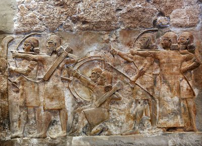Assyrische Armee-Bogenschützen erobern eine befestigte Stadt, Relief aus Nimrud, ca. 865 v. Chr. von Assyrian