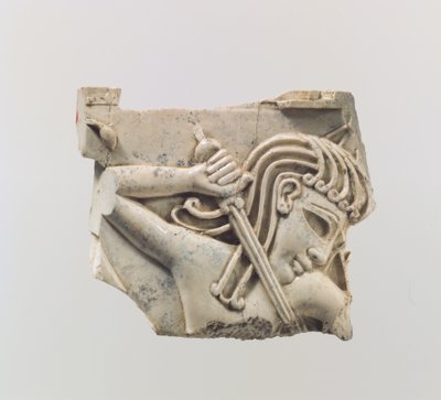 Cloisonné-Möbelplakette mit einer Figur, die ein Schwert hält, ca. 9.-8. Jahrhundert v. Chr. von Assyrian