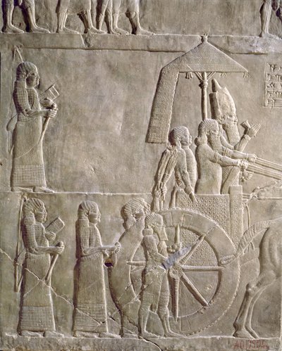 Relief, das den Streitwagen von König Assurbanipal und elamitische Gefangene darstellt, Episoden der Elam-Kampagne, aus dem Palast von Assurbanipal in Ninive, ca. 645 v. Chr. (gipsartiger Alabaster) von Assyrian