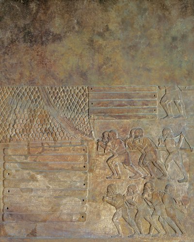Relief, das das Aufstocken von Holz am Ufer vor dem Transport auf dem Seeweg darstellt, aus dem Palast von Sargon II, Khorsabad, Irak von Assyrian