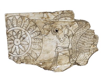 Plakettenfragment, das einen geflügelten Stier darstellt, aus Nimrud, Irak, 8. Jahrhundert v. Chr. von Assyrian School