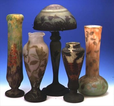 Auswahl an säuregeätzten, überlagerten und Kameo-Vasen und einer Lampe von Auguste Daum