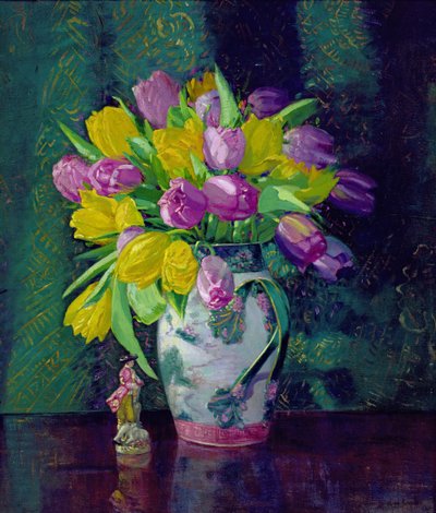 Gelbe und mauvefarbene Tulpen in einer Vase von Augustus William Enness