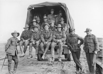 Ein Lastwagen voller australischer Artillerieverstärkungen fährt die Straße entlang, um sich den Batterien der 5. Australischen Divisionsartillerie anzuschließen, die in der Schlacht um die Hindenburg-Linienverteidigung engagiert sind von Australian Photographer