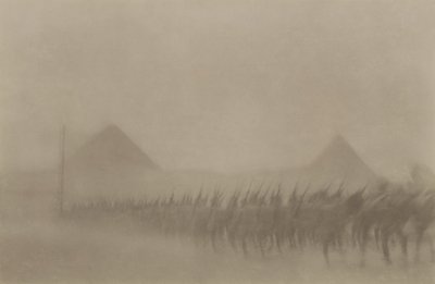 Australische Infanterie marschiert während eines Staubsturms, der in Ägypten als Khamseen bekannt ist, 1915 von Australian Photographer