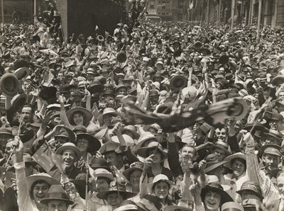 Menschenmenge in Martin Place, Sydney, feiert die Nachricht von der Unterzeichnung des Waffenstillstands, 11. November 1918 von Australian Photographer
