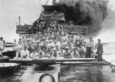 Gruppenporträt einiger unbekannter Mitglieder der Besatzung der HMAS Sydney, gezeigt auf dem Deck, während ihr Schiff den Kohlenfrachter Buresk in der Nähe der Kokosinseln verfolgt, 9. November 1914 von Australian Photographer