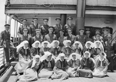 Gruppenporträt der leitenden Sanitätsoffiziere und des Personals an Bord der HMAT Wahehe während der Rückreise nach Australien, September 1919-Oktober 1919 von Australian Photographer