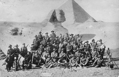 Informelles Gruppenporträt einer australischen Infanteriesignalschule vor der Sphinx und der Pyramide. Signalgeräte im Vordergrund, ca. 1915 von Australian Photographer