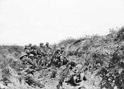 Leutnant A. V. Sedgwick MC und einige seiner Gruppe vom 24. Bataillon warten auf das Ende des Artilleriebeschusses auf Mont St Quentin, fotografiert wenige Minuten vor dem Verlassen des Grabens von Australian Photographer