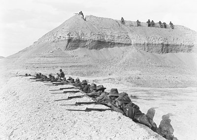 Seitenansicht von Männern der 5. Australischen Leichten Kavalleriebrigade, in Alarmbereitschaft, in einem Abschnitt des Brückenkopfes, April 1918 von Australian Photographer