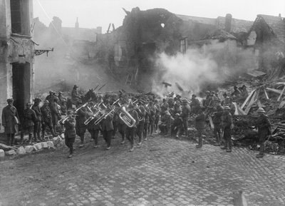 Die Band der 5. Australischen Infanteriebrigade, angeführt von Bandmeister Sergeant A Peagam vom 19. Bataillon, zieht durch den Grande Place (Stadtplatz) von Bapaume und spielt den Victoria-Marsch, Bapaume von Australian Photographer