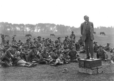 Der ehrenwerte William Morris (Billy) Hughes, stehend auf einer Plattform aus vier Munitionskisten, spricht zu einer Versammlung des 5. Australischen Feldsanitätsdienstes in der Nähe von La Motte, etwa einen Kilometer von Australian Photographer