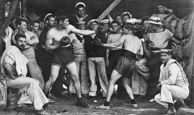 Unbekannte Matrosen beobachten einen Boxkampf in ihrer Mitte an Bord der HMAS Melbourne, 1915 von Australian Photographer
