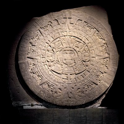 Präkolumbianische Zivilisation: Der Aztekenkalender (Sonnenstein): 3 m Durchmesser Steinscheibe, die den Aztekenkalender und die Kosmogonie darstellt. Im Zentrum ist die Sonnengottheit Tonatiuh dargestellt. Aus Tenochtitlan - Mexiko-Stadt, Nationalmuseum f von Aztec Aztec