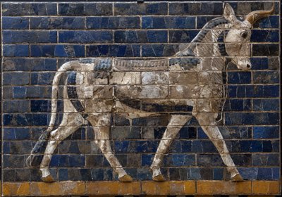 Heiliger Stier - Emailziegelreliefs vom Ischtar-Tor - Babylon - 604-562 v. Chr. - Nabuchadnezzar-Periode. Archäologisches Museum Istanbul - Ein Stier, Detail von glasierten Ziegeln, die mythologische Tiere darstellen, die den Prozessionsweg zum Ischtar-Tor von Babylonian