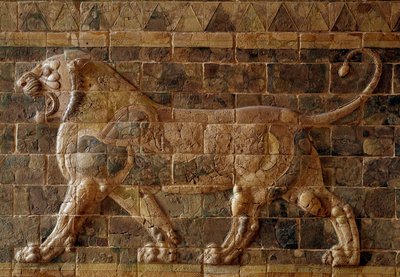 Prozessionsstraße von Babylon unter der Herrschaft von Nebukadnezar II (605-562 v. Chr.): Detail des Ischtar-Tores mit einem Mosaiklöwen aus Ziegeln. Babylon, Irak. Paris, Louvre Museum von Babylonian