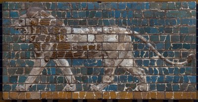Der Prozessionsweg von Babylon, errichtet unter der Herrschaft von Nebukadnezar II. (605-562 v. Chr.): Detail des Ischtar-Tores, das einen Mosaik-Löwen aus Ziegeln darstellt. Babylon - Archäologisches Museum Istanbul von Babylonian