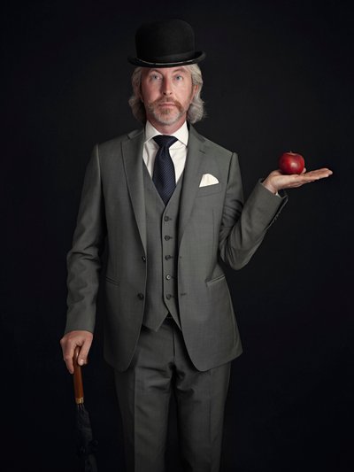 Gentleman mit Rotem Apfel von Baden Bowen