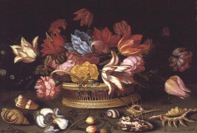 Ein Korb mit Blumen und Muscheln auf einem Sims von Balthasar van der Ast