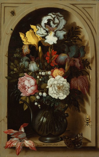 Schwertlilien, Rosen, Maiglöckchen und andere Blumen in einer Glasvase in einer Nische von Balthasar van der Ast