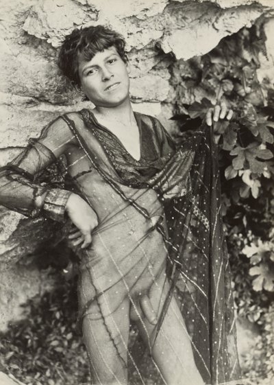 Nackter Jüngling in einem transparenten Kleid von Baron Wilhelm von Gloeden