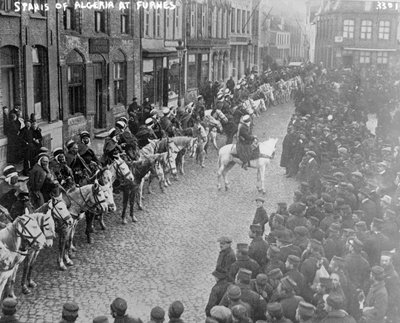 Spahis von Algerien in Furnes, 1914-15 von Belgian Photographer