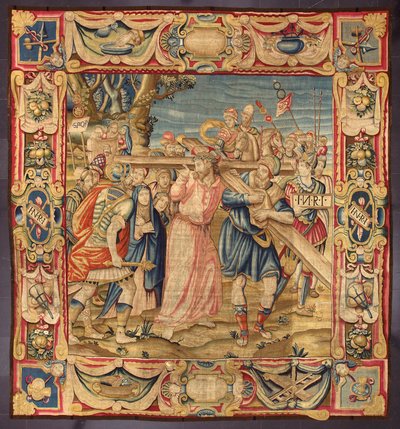 Christus und Simon von Kyrene. (Fünfte Station des Kreuzwegs). Ein Stück des Kreuzes trägt die Inschrift I.N.R.I. Wandteppich aus den Manufakturen von Brüssel. 16. Jahrhundert Genua, Musei di Strada Nuova von Belgian School