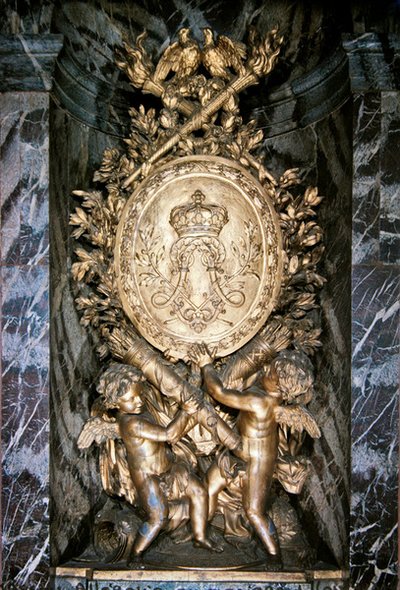 Skulptur auf dem Treppenabsatz der Escalier de la Reine, die symbolisch die Hochzeit von Ludwig XIV. und Marie-Therese von Österreich feiert von Benoit or Massou Masson