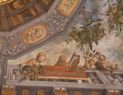 Dame, Musiker und Putten auf dem Balkon, (Detail), Ludovico il Moro Palast oder Costabili Palast, Ferrara, Italien von Benvenuto Tisi da Garofalo