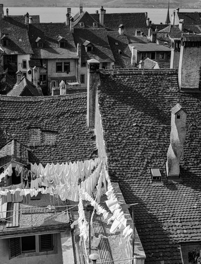 Giebelhäuser und Wäsche, die auf alten italienischen Dorfhäusern trocknet von Bernard F. Rogers