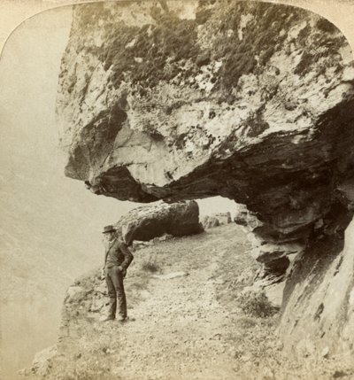 Mann auf einer Klippe mit Blick auf den Naeroyfjord, Sogne, Norwegen von Bert Underwood