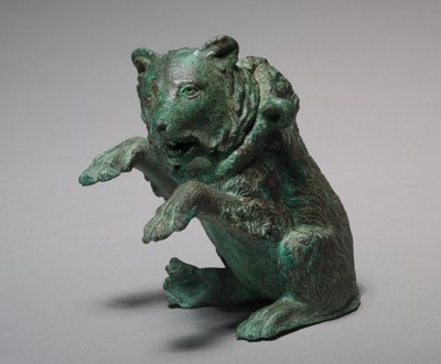 Ölampulle in Form eines tanzenden Bären, 3. Jahrhundert (Bronze) von Nicolas d