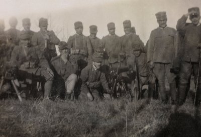 Album des Ersten Weltkriegs in Friaul-Julisch Venetien: Gruppenporträt der Kanoniersoldaten des 112. Infanterieregiments von Bourbon Del Monte