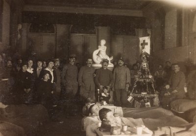Album des Ersten Weltkriegs in Friaul-Julisch Venetien: Gruppenporträt am Weihnachtstag in der Villa Brazzà, Heimat von 17 des Kriegskrankenhauses in Soleschiano Manzano, 25/12/1915 (s/w Foto) von Bourbon Del Monte