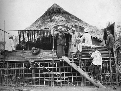 Hindu-Fakire und eine einheimische Behausung, 1902 von Bourne and Shepherd