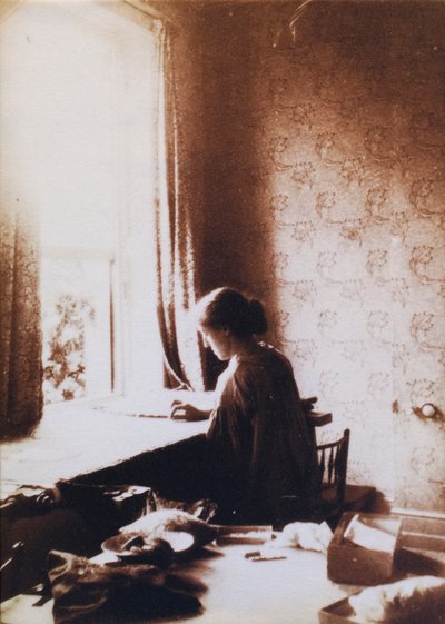 May Morris bei der Arbeit, frühe 1890er Jahre von British Photographer