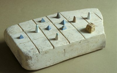 Spielbrett mit Spielsteinen, aus Tell Beit Mirsim, Jordanien, ca. 1200 v. Chr. von Bronze Age