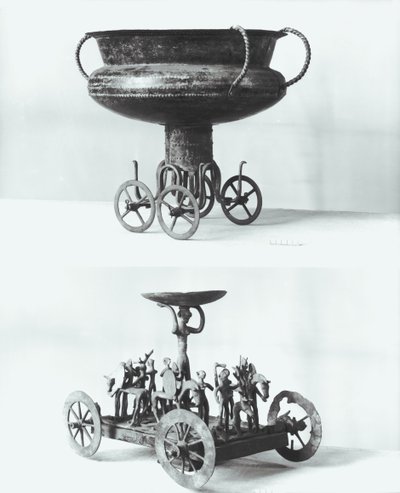 Zwei Votivwagen zum Sammeln von Regenwasser: Oben - Tasse auf vier Rädern aus dem Peccatel-Hügel, Mecklenburg, Deutschland. Unten - stehende weibliche Gottheit unter einem Teller umgeben von Kriegern von Bronze Age