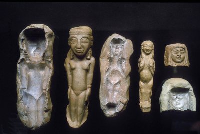 Figuren von Fruchtbarkeitsgöttinnen und die Formen, aus denen sie gegossen wurden, ca. 8.-7. Jahrhundert v. Chr. (Ton) von Bronze Age