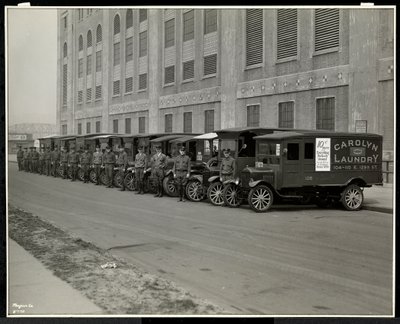 Eine Reihe von Lieferwagen, die vor der Carolyn Laundry in der 111 East 128th Street, East Harlem, New York, 1929, geparkt sind von Byron Company