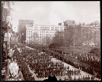 Luftaufnahme von Männern, die im Republican Gold Standard Parade auf dem Broadway im City Hall Park, New York, marschieren von Byron Company