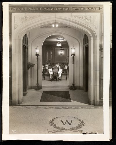Torweg zum Speisesaal des Hotel Woodward, Broadway und 55th Street, New York, 1920 (Silbergelatineabzug) von Byron Company