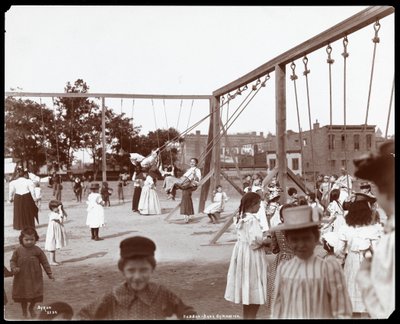 Kinder schaukeln im Hudson Bank Gymnasium und Spielplatz, 53rd Street und 11th Avenue, New York, 1898 von Byron Company