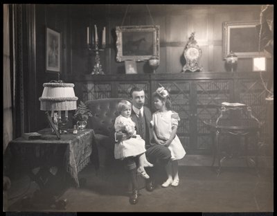 Clarence Mackay mit seinen Kindern in der Bibliothek von Harbor Hill, in Roslyn, Long Island, ca. 1905 von Byron Company